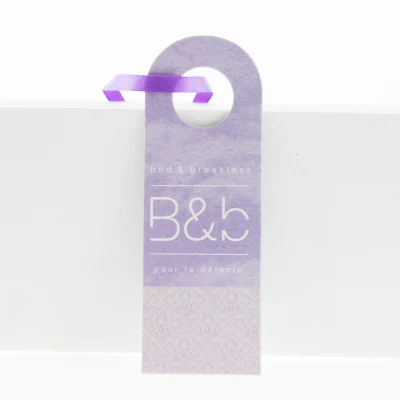 Etiqueta colgante púrpura de la ropa doblada cartón ULTRAVIOLETA del logotipo de encargo con la cinta