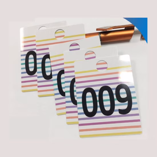 Etiquetas colgantes de tarjeta de número de etiqueta colgante de ropa de PVC personalizadas de fábrica